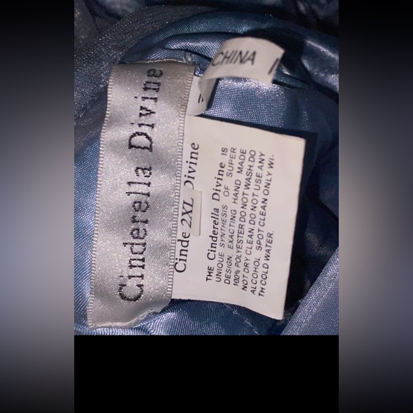 Only wore once for a 15th court. It’s like a smoky blue and Cinderella divine. - Picture 4 of 4